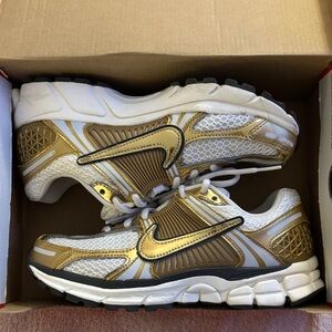 Nike Zoom Vomero 5 Women’s size 7 - Photon Dust/Metallic Gold